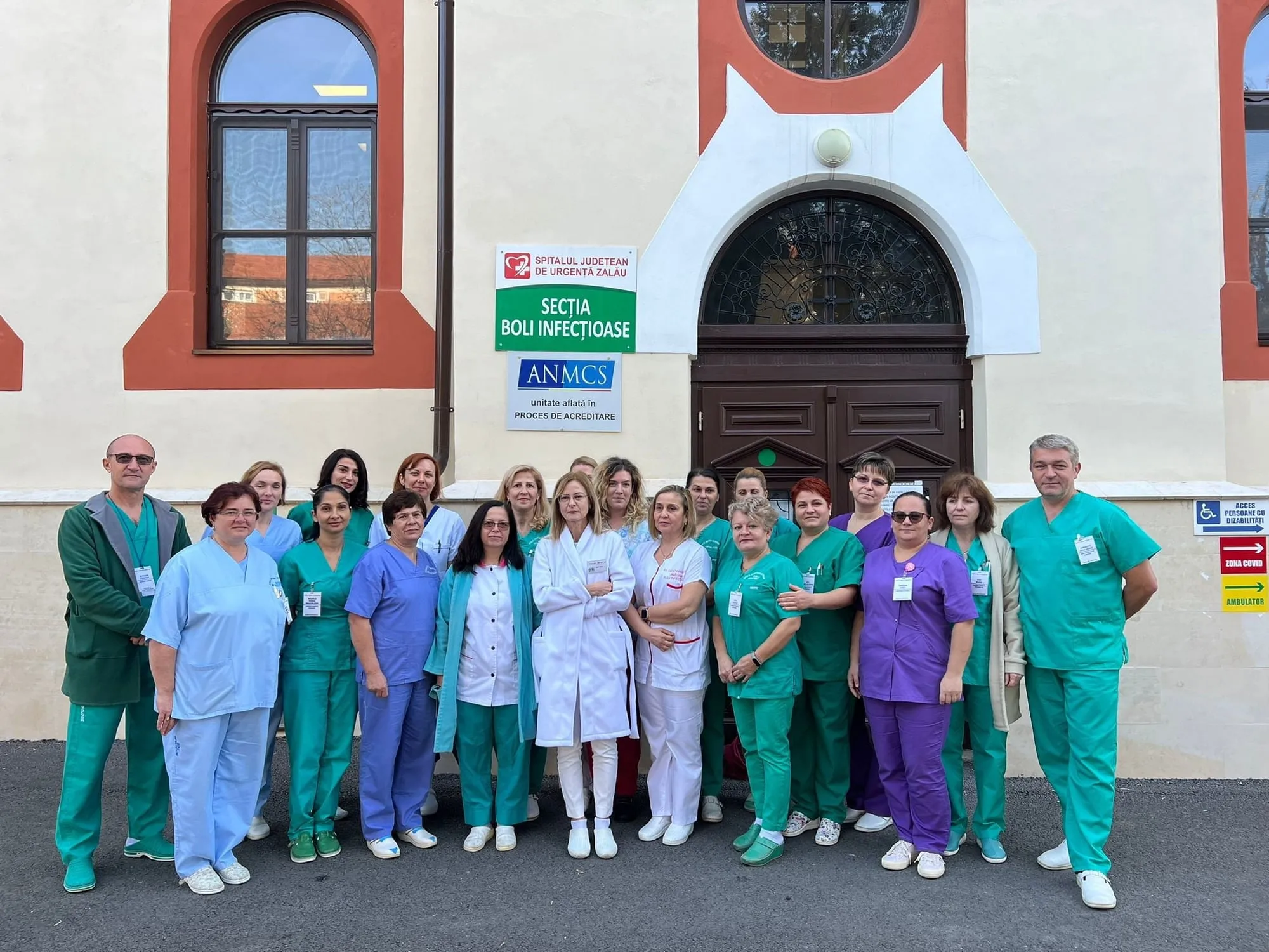 Echipa secției Boli infecțioase, în fața clădirii secției